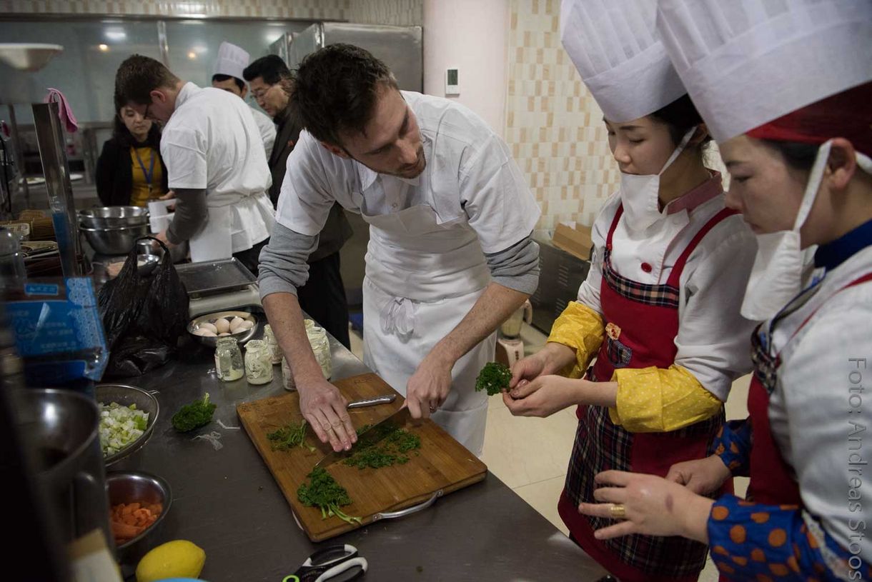 Sternekoch Andreas Anrold beim Unterricht für Köchinnen in Nordkorea