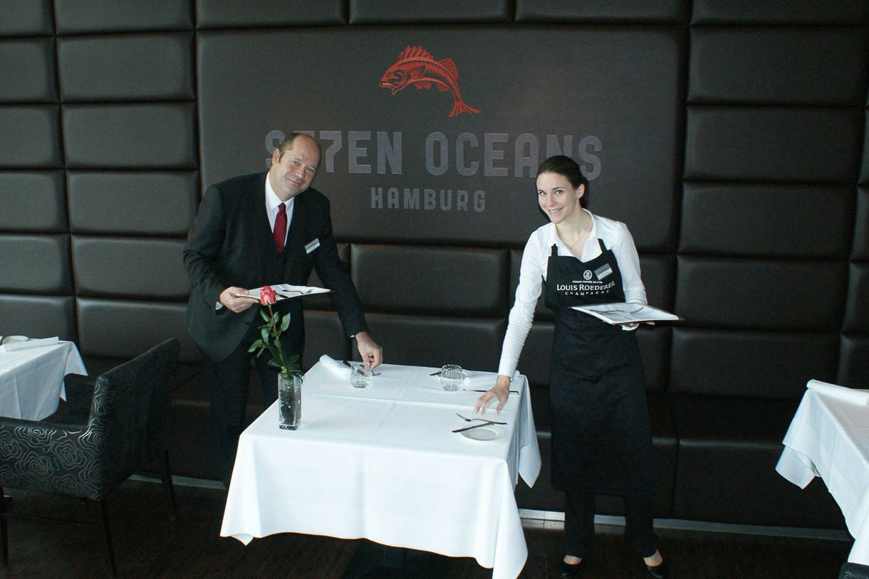 Die neue Service-Leitung des Restaurants Se7en Oceans in Hamburg