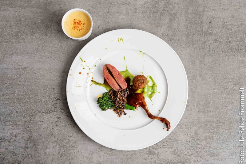 Étouffée Taube „orientalisch“ mit Dill Joghurt, Linsen und Topik Restaurant DUKE